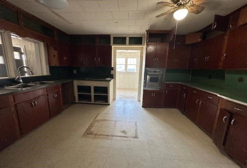 70 RIVERSIDE DR, Savannah, Tennessee 38372, 2 Bedroom Bedrooms, 10 Room Rooms,2 BathroomBathrooms,Residential,For Sale,RIVERSIDE,0,10203894