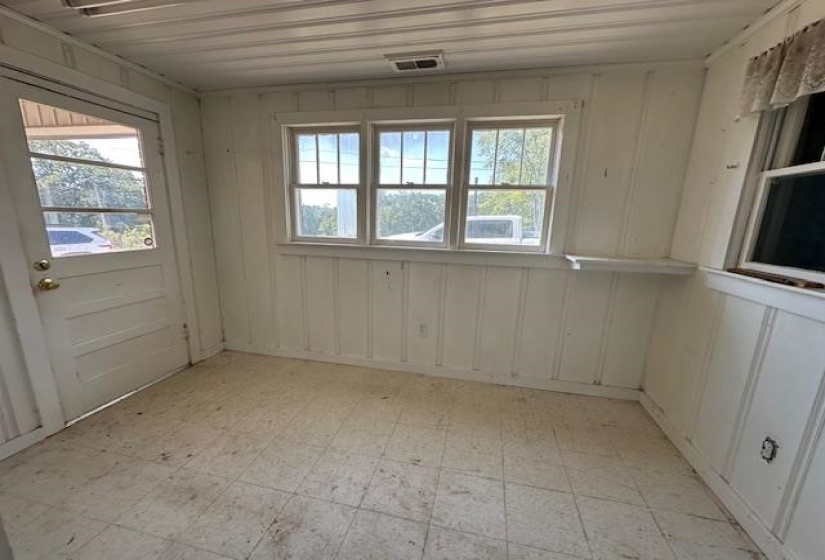70 RIVERSIDE DR, Savannah, Tennessee 38372, 2 Bedroom Bedrooms, 10 Room Rooms,2 BathroomBathrooms,Residential,For Sale,RIVERSIDE,0,10203894