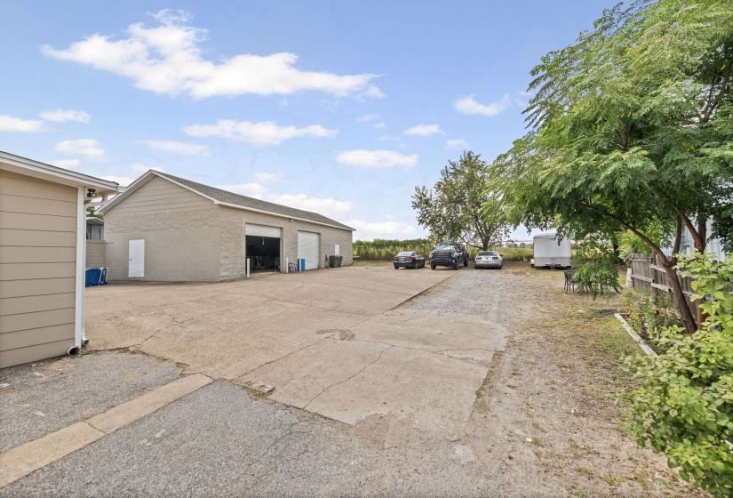 view featuring a detached garage/outdoor structure