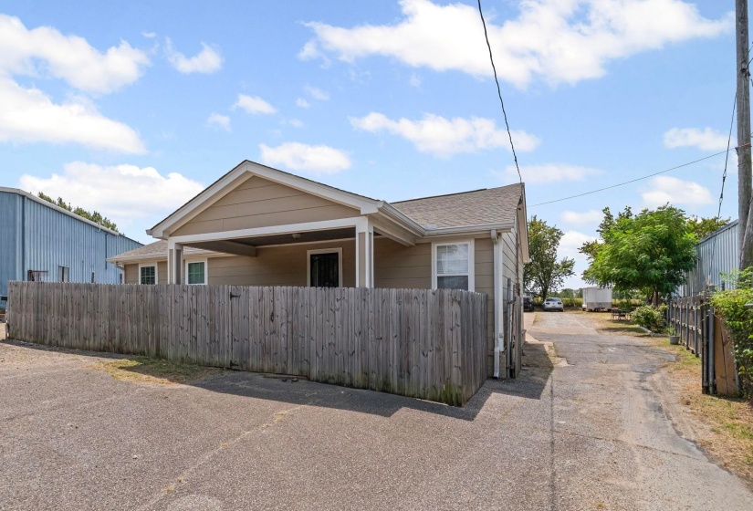 3461 HOLMAN PL, Memphis, Tennessee 38118, 4 Bedrooms Bedrooms, 8 Rooms Rooms,2 BathroomsBathrooms,Residential,For Sale,HOLMAN,10203969