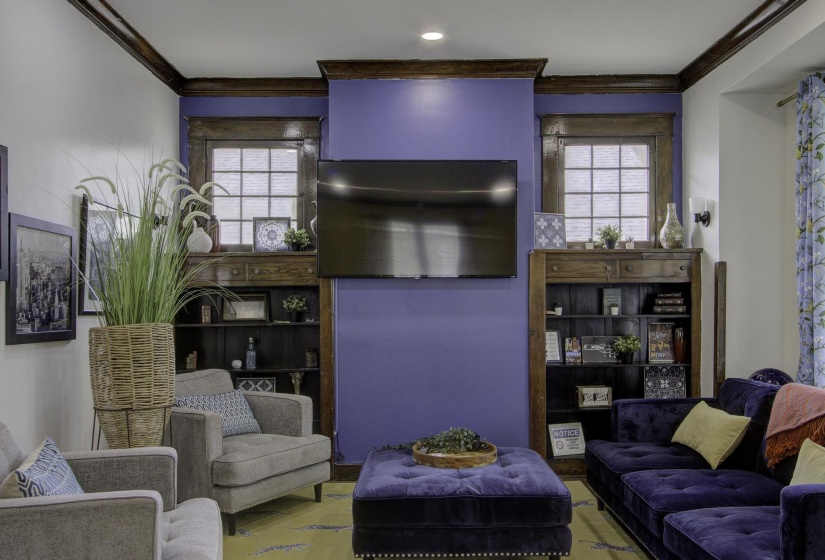 Living area with ornamental molding