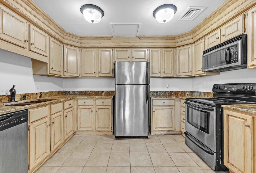 655 RIVERSIDE DR, Memphis, Tennessee 38103, 2 Bedroom Bedrooms, 5 Room Rooms,2 BathroomBathrooms,Residential,For Sale,RIVERSIDE,0,10204355