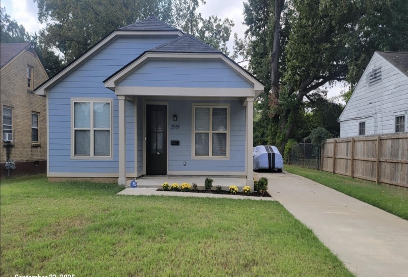 Bungalow with covered porch and driveway