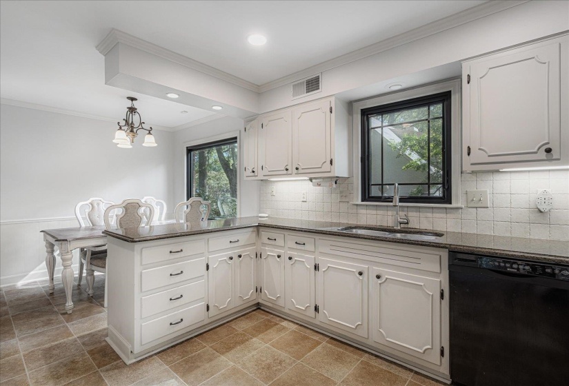 5429 WALNUT GROVE RD, Memphis, Tennessee 38120, 5 Bedrooms Bedrooms, 10 Rooms Rooms,3.1 BathroomsBathrooms,Residential,For Sale,WALNUT GROVE,10205039