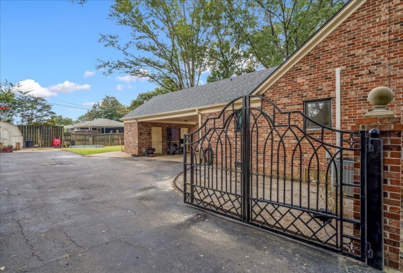 5429 WALNUT GROVE RD, Memphis, Tennessee 38120, 5 Bedrooms Bedrooms, 10 Rooms Rooms,3.1 BathroomsBathrooms,Residential,For Sale,WALNUT GROVE,10205039