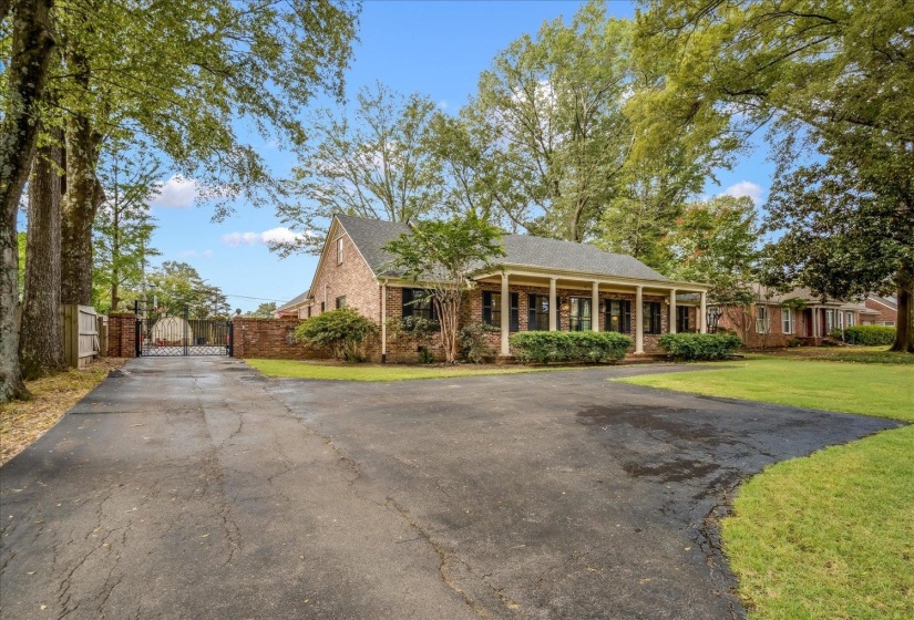 5429 WALNUT GROVE RD, Memphis, Tennessee 38120, 5 Bedrooms Bedrooms, 10 Rooms Rooms,3.1 BathroomsBathrooms,Residential,For Sale,WALNUT GROVE,10205039
