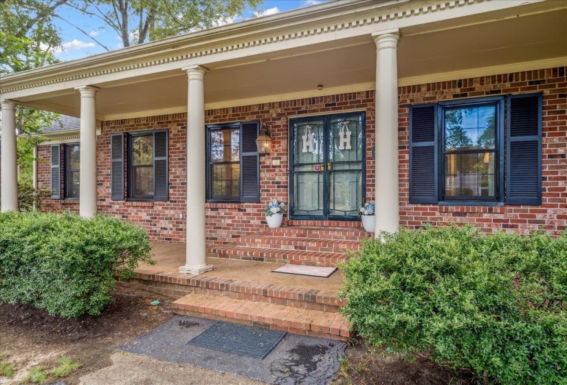 5429 WALNUT GROVE RD, Memphis, Tennessee 38120, 5 Bedrooms Bedrooms, 10 Rooms Rooms,3.1 BathroomsBathrooms,Residential,For Sale,WALNUT GROVE,10205039