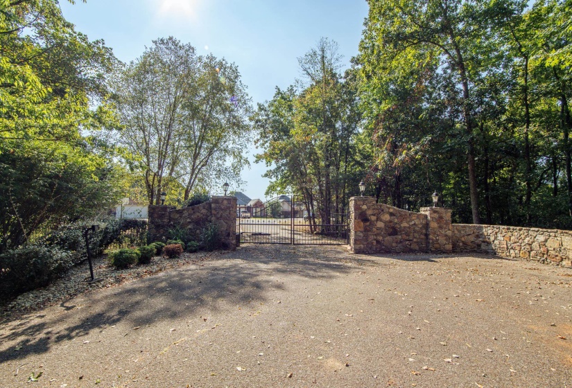 525 SAILBOAT PT, Savannah, Tennessee 38326, 4 Bedrooms Bedrooms, 9 Rooms Rooms,4.1 BathroomsBathrooms,Residential,For Sale,SAILBOAT,10205064