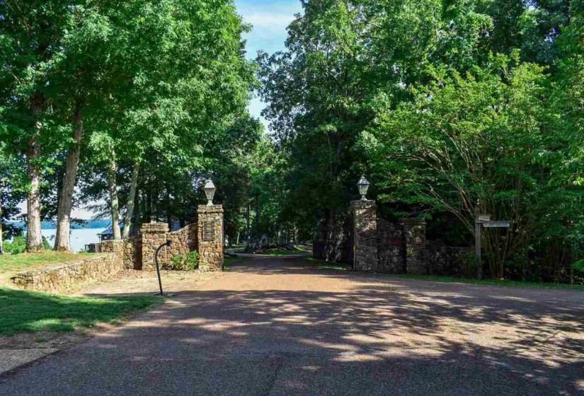 2 POINT GRAND DR, Savannah, Tennessee 38372, ,Land,For Sale,POINT GRAND,10205088