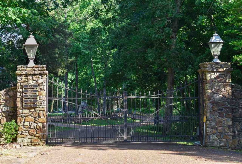 2 POINT GRAND DR, Savannah, Tennessee 38372, ,Land,For Sale,POINT GRAND,10205088