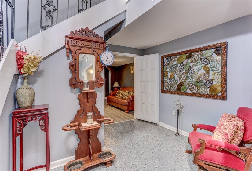 Sitting room featuring speckled floor and baseboards