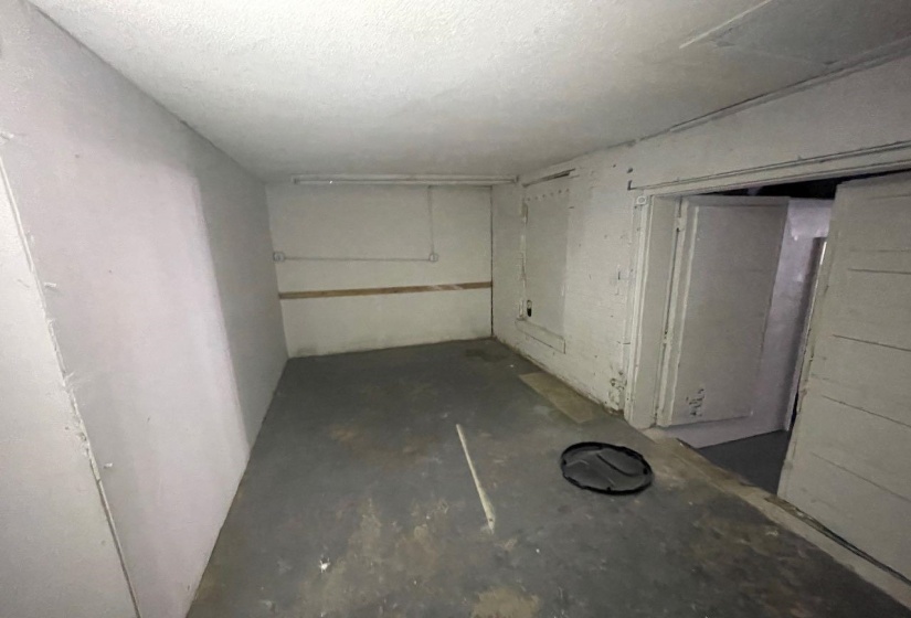 Unfurnished room featuring a textured ceiling and concrete flooring