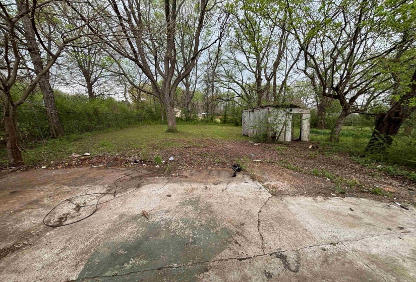 View of yard with a shed