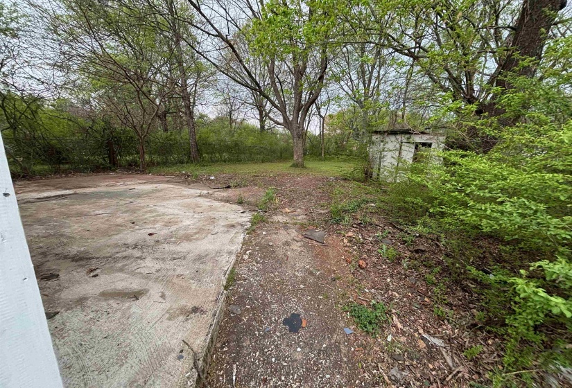 View of yard featuring a storage shed and driveway