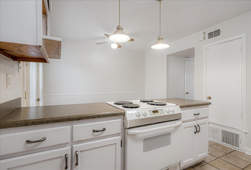 5696 QUINCE RD, Memphis, Tennessee 38119, 2 Bedroom Bedrooms, 4 Room Rooms,1.1 BathroomBathrooms,Residential,For Sale,QUINCE,0,10206184