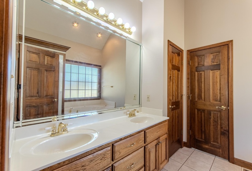 200 GRANDVIEW CIR, Adamsville, Tennessee 38310, 3 Bedrooms Bedrooms, 11 Rooms Rooms,2 BathroomsBathrooms,Residential,For Sale,GRANDVIEW,10206685