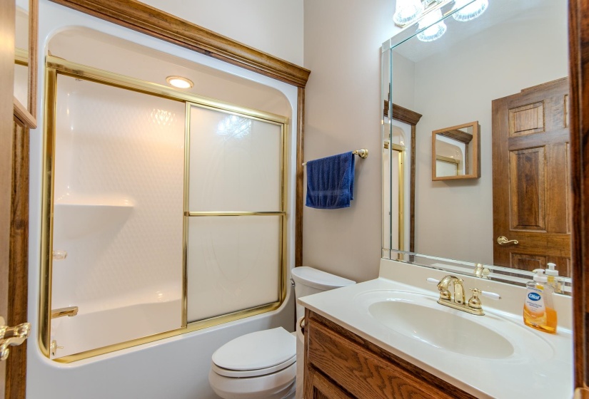 200 GRANDVIEW CIR, Adamsville, Tennessee 38310, 3 Bedrooms Bedrooms, 11 Rooms Rooms,2 BathroomsBathrooms,Residential,For Sale,GRANDVIEW,10206685