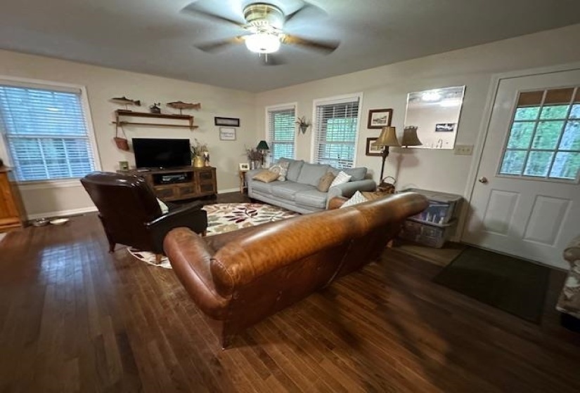 140 HUCKLEBERRY LN, Savannah, Tennessee 38372, 3 Bedroom Bedrooms, 7 Room Rooms,1.1 BathroomBathrooms,Residential,For Sale,HUCKLEBERRY,0,10206941