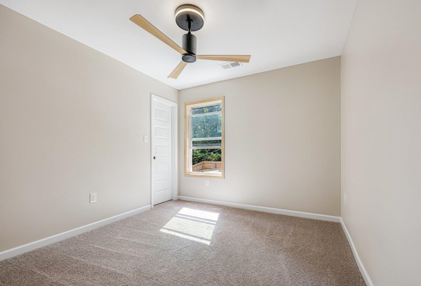Unfurnished room with carpet and ceiling fan