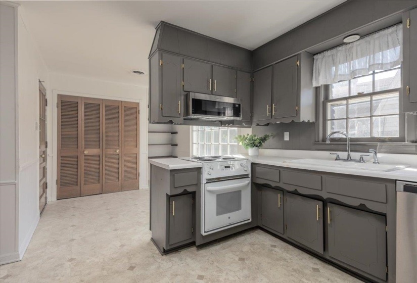 2354 GLENCLIFF ST, Memphis, Tennessee 38119, 3 Bedrooms Bedrooms, 8 Rooms Rooms,2 BathroomsBathrooms,Residential,For Sale,GLENCLIFF,10207066