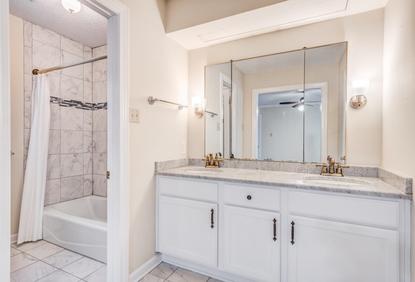 2584 CEDAR RIDGE DR, Germantown, Tennessee 38138, 4 Bedrooms Bedrooms, 9 Rooms Rooms,2.1 BathroomsBathrooms,Residential,For Sale,CEDAR RIDGE,10207068