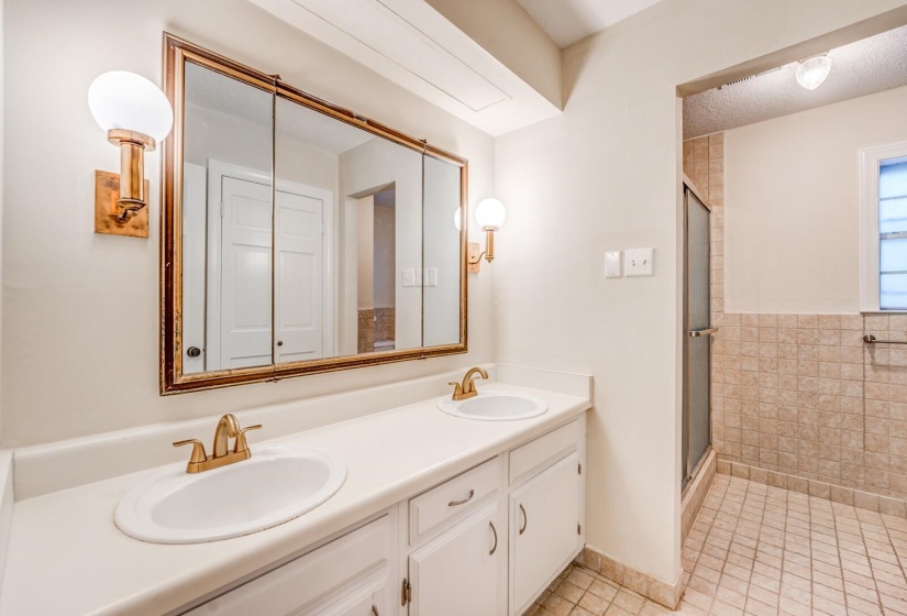 2584 CEDAR RIDGE DR, Germantown, Tennessee 38138, 4 Bedrooms Bedrooms, 9 Rooms Rooms,2.1 BathroomsBathrooms,Residential,For Sale,CEDAR RIDGE,10207068