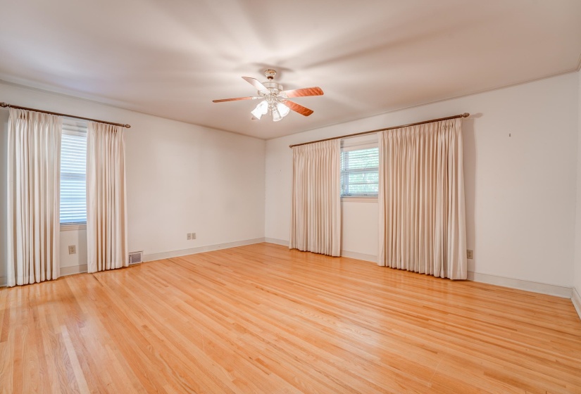 Unfurnished room featuring light wood finished floors and a ceiling fan