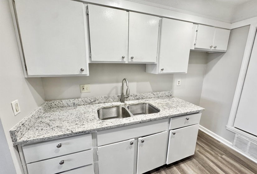 1202 MIDDLE COURT CT, Memphis, Tennessee 38119, 1 Bedroom Bedrooms, 4 Room Rooms,1 BathroomBathrooms,Residential,For Sale,MIDDLE COURT,0,10207231