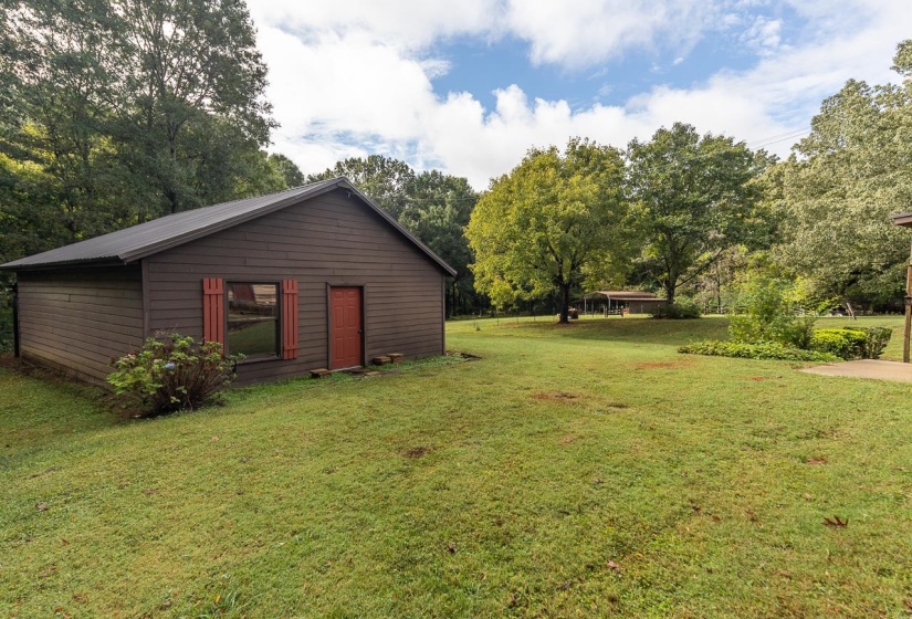 A large 32x23' wired workshop just steps from the house or convert to your mancave/she shed.