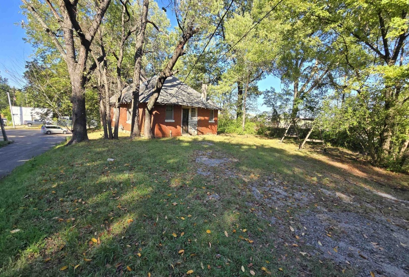 View of grassy yard
