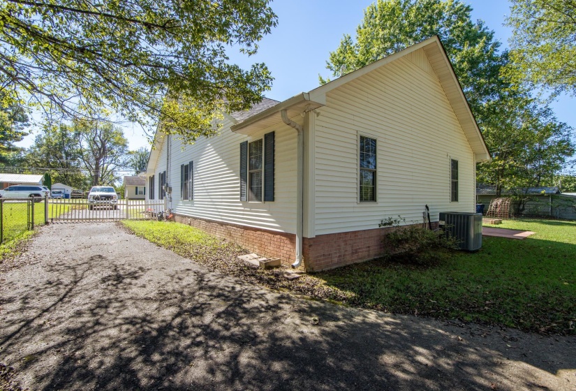 224 WILLOW DR, Adamsville, Tennessee 38310, 3 Bedrooms Bedrooms, 9 Rooms Rooms,2 BathroomsBathrooms,Residential,For Sale,WILLOW,10207521