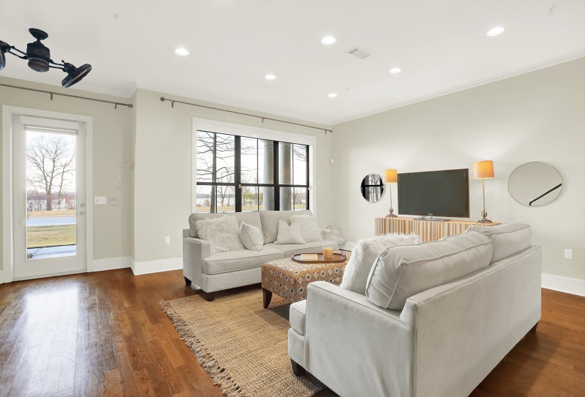 358 ISLAND DR, Memphis, Tennessee 38103, 4 Bedrooms Bedrooms, 9 Rooms Rooms,3.1 BathroomsBathrooms,Residential,For Sale,ISLAND,10207731