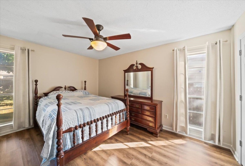 8438 RIVER GLEN DR, Germantown, Tennessee 38139, 4 Bedroom Bedrooms, 8 Room Rooms,2 BathroomBathrooms,Residential,For Sale,RIVER GLEN,0,10207978