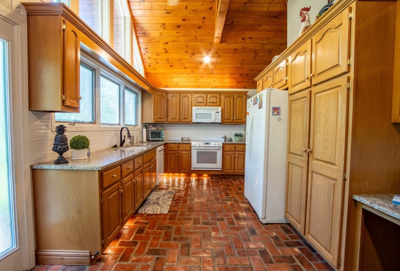 140 RIDGE VIEW DR, Savannah, Tennessee 38372-9999, 5 Bedrooms Bedrooms, 10 Rooms Rooms,4 BathroomsBathrooms,Residential,For Sale,RIDGE VIEW,10208237
