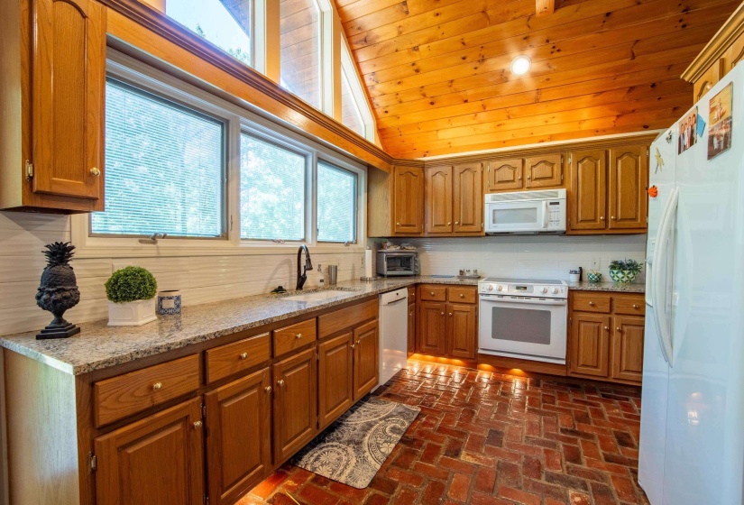 140 RIDGE VIEW DR, Savannah, Tennessee 38372-9999, 5 Bedrooms Bedrooms, 10 Rooms Rooms,4 BathroomsBathrooms,Residential,For Sale,RIDGE VIEW,10208237