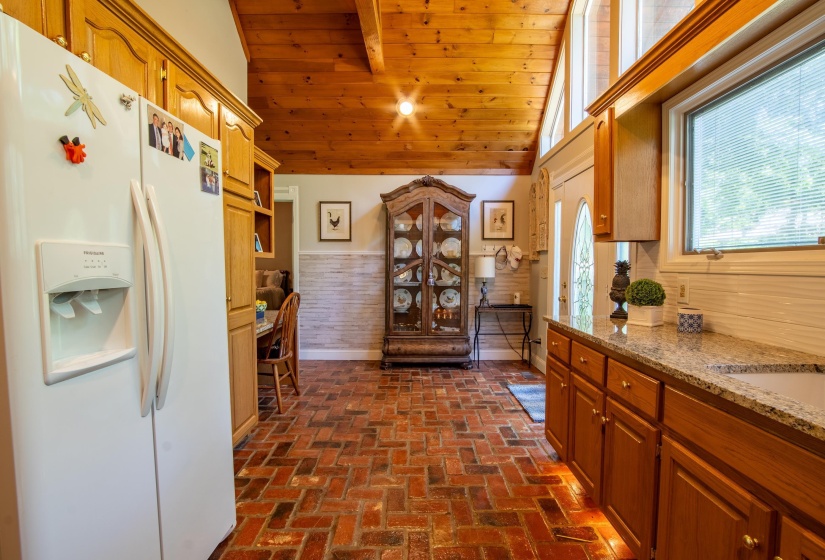 140 RIDGE VIEW DR, Savannah, Tennessee 38372-9999, 5 Bedrooms Bedrooms, 10 Rooms Rooms,4 BathroomsBathrooms,Residential,For Sale,RIDGE VIEW,10208237