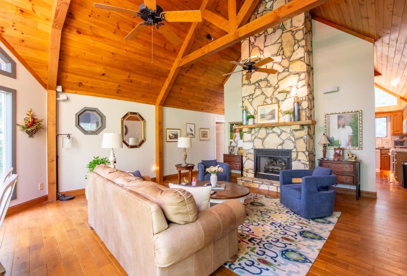 140 RIDGE VIEW DR, Savannah, Tennessee 38372-9999, 5 Bedrooms Bedrooms, 10 Rooms Rooms,4 BathroomsBathrooms,Residential,For Sale,RIDGE VIEW,10208237