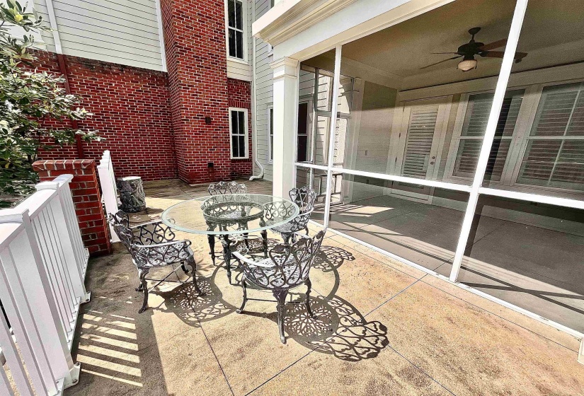 591 LEXINGTON CLUB CT, Memphis, Tennessee 38117, 2 Bedroom Bedrooms, 7 Room Rooms,2 BathroomBathrooms,Residential,For Sale,LEXINGTON CLUB,0,10208317