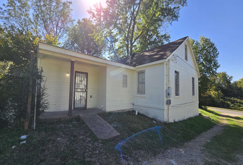 View of front of home featuring a front yard