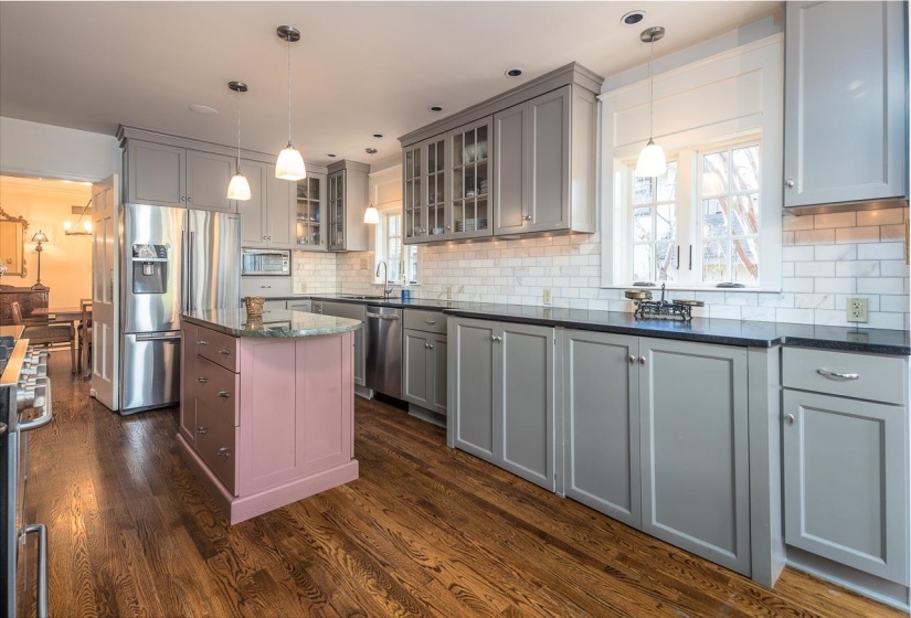 2246 COURT AVE, Memphis, Tennessee 38104, 4 Bedrooms Bedrooms, 9 Rooms Rooms,3 BathroomsBathrooms,Residential,For Sale,COURT,10208557