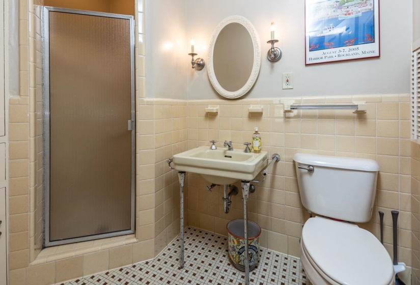 2246 COURT AVE, Memphis, Tennessee 38104, 4 Bedrooms Bedrooms, 9 Rooms Rooms,3 BathroomsBathrooms,Residential,For Sale,COURT,10208557