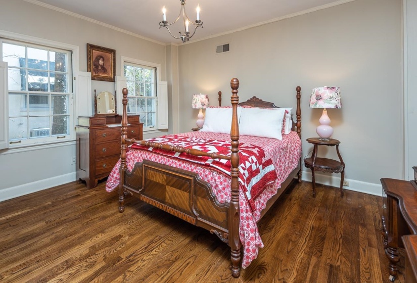 2246 COURT AVE, Memphis, Tennessee 38104, 4 Bedrooms Bedrooms, 9 Rooms Rooms,3 BathroomsBathrooms,Residential,For Sale,COURT,10208557