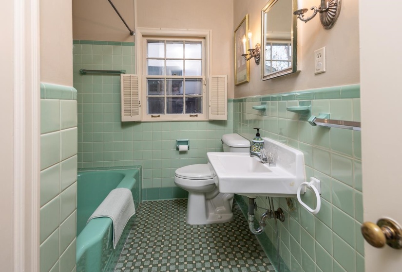 2246 COURT AVE, Memphis, Tennessee 38104, 4 Bedrooms Bedrooms, 9 Rooms Rooms,3 BathroomsBathrooms,Residential,For Sale,COURT,10208557