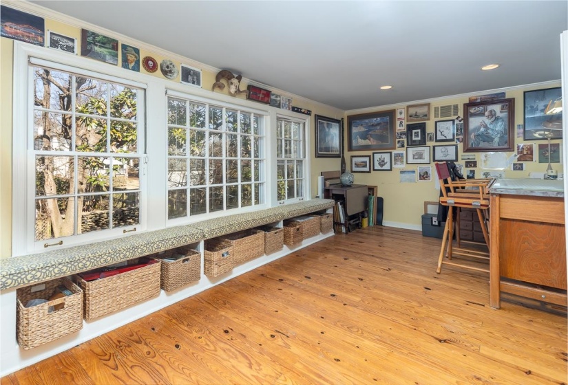 2246 COURT AVE, Memphis, Tennessee 38104, 4 Bedrooms Bedrooms, 9 Rooms Rooms,3 BathroomsBathrooms,Residential,For Sale,COURT,10208557