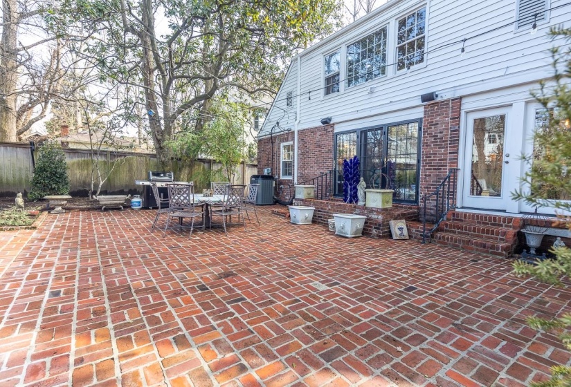 2246 COURT AVE, Memphis, Tennessee 38104, 4 Bedrooms Bedrooms, 9 Rooms Rooms,3 BathroomsBathrooms,Residential,For Sale,COURT,10208557