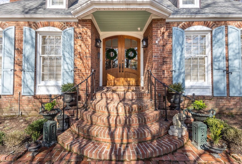 2246 COURT AVE, Memphis, Tennessee 38104, 4 Bedrooms Bedrooms, 9 Rooms Rooms,3 BathroomsBathrooms,Residential,For Sale,COURT,10208557