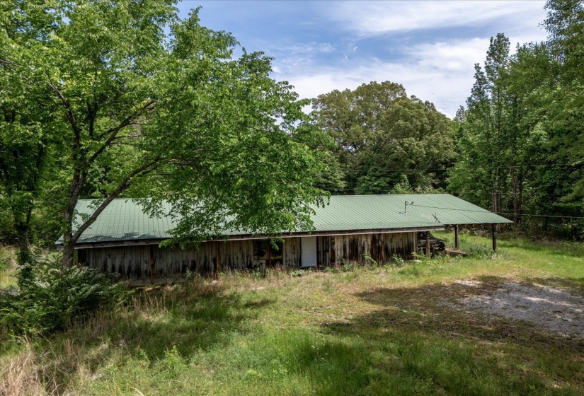 View of yard with an outdoor structure