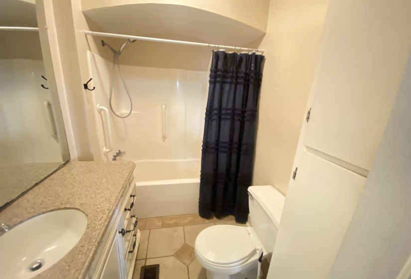 240 OAK ST, Adamsville, Tennessee 38310, 3 Bedrooms Bedrooms, 7 Rooms Rooms,1 BathroomBathrooms,Residential,For Sale,OAK,10209118