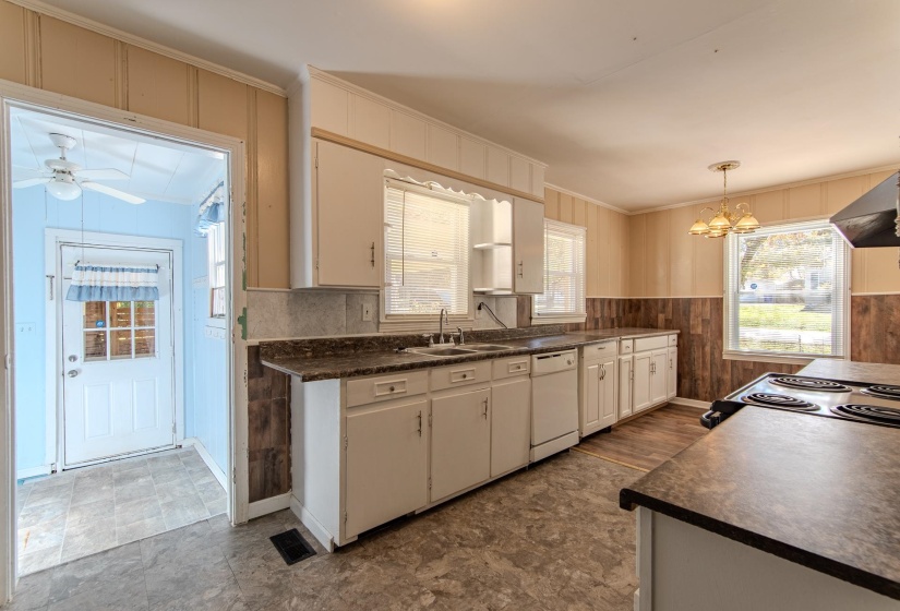 285 THOMAS ST, Savannah, Tennessee 38372, 3 Bedrooms Bedrooms, 7 Rooms Rooms,1 BathroomBathrooms,Residential,For Sale,THOMAS,10209332