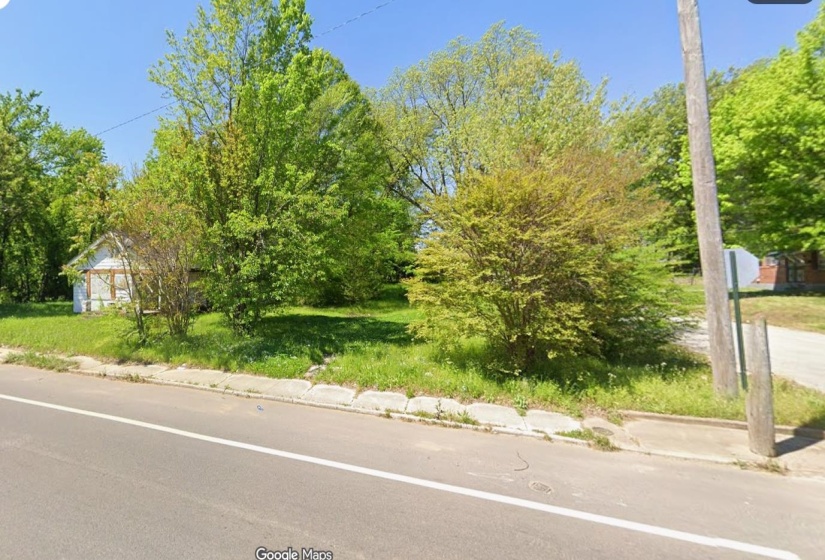 View of front facade featuring view of wooded area